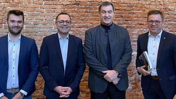 Matthias Preißl, der Neumarkter Steuerberater Rainer Götz, Ministerpräsident Markus Söder und der Velburger Bürgermeister Christian Schmid (v.l.n.r.) bei der Präsentation des Ergebnisberichts "Zukunftsvision Heimat.Bayern 2040". Matthias Preißl, der Neumarkter Steuerberater Rainer Götz, Ministerpräsident Markus Söder und der Velburger Bürgermeister Christian Schmid (v.l.n.r.) bei der Präsentation des Ergebnisberichts "Zukunftsvision Heimat.Bayern 2040".