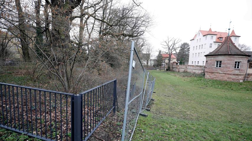 Ein Zaun für den Zaun? Mitte März waren noch nicht alle Arbeiten im Park abgeschlossen.