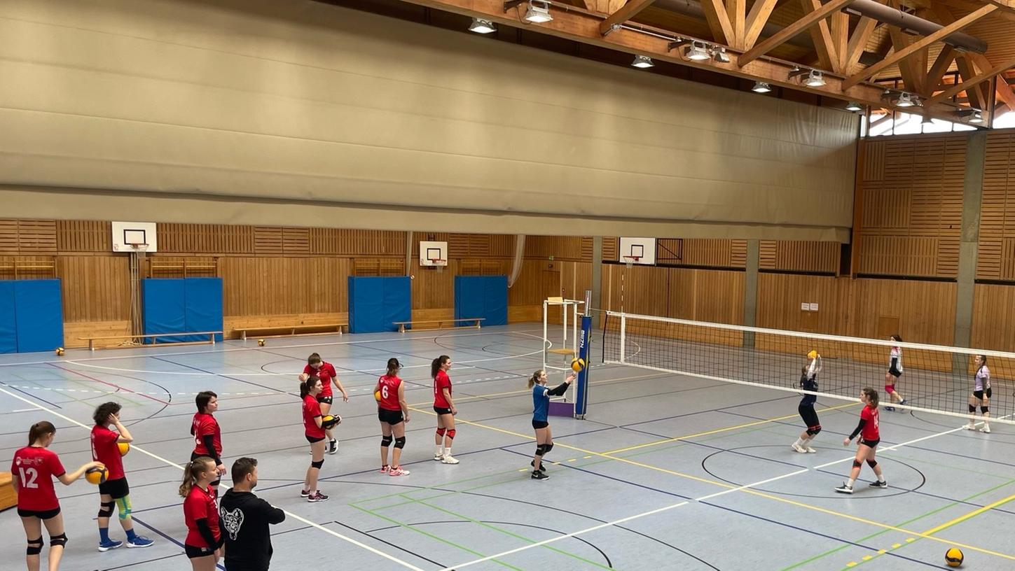 Längs in einem Hallenteil statt quer über die komplette Halle wie gewohnt mussten am Wochenende auch die Landesliga-Volleyballerinnen des TV Bad Windsheim (in Rot, hier beim Einspielen) spielen.
