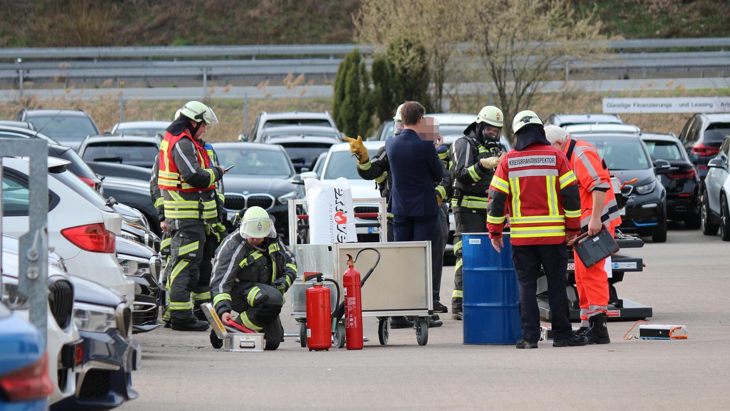 Die Feuerwehr Lauf legte die Teile der in Brand geratenen Batterie in blaue Fässer mit Speziallöschmittel.