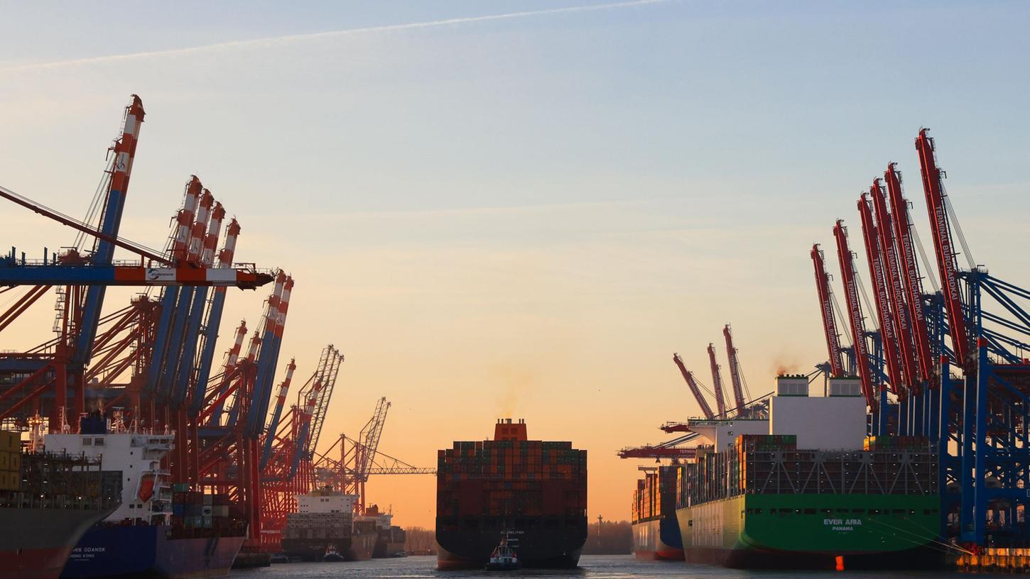 Der Hamburger Hafen ist von der Hafenverwaltung wegen eines Warnstreiks für große Schiffe gesperrt worden.