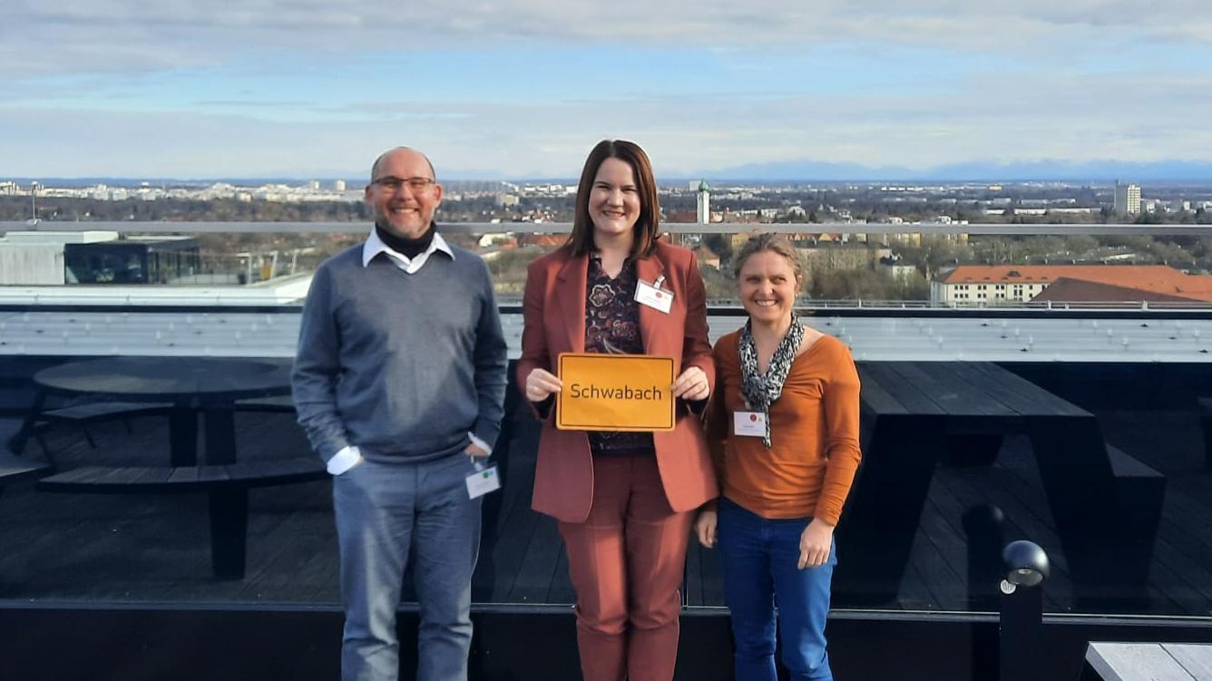 Das Projektteam der Stadt Schwabach bei der Startveranstaltung in München (von links): Thomas Schöll (IT und Digitalisierung), Corinna Bauer (stellvertretende Leiterin des Bürgermeister- und Presseamts) und Klimaschutzmanagerin Tanja Helm. Das Projektteam der Stadt Schwabach bei der Startveranstaltung in München (von links): Thomas Schöll (IT und Digitalisierung), Corinna Bauer (stellvertretende Leiterin des Bürgermeister- und Presseamts) und Klimaschutzmanagerin Tanja Helm.