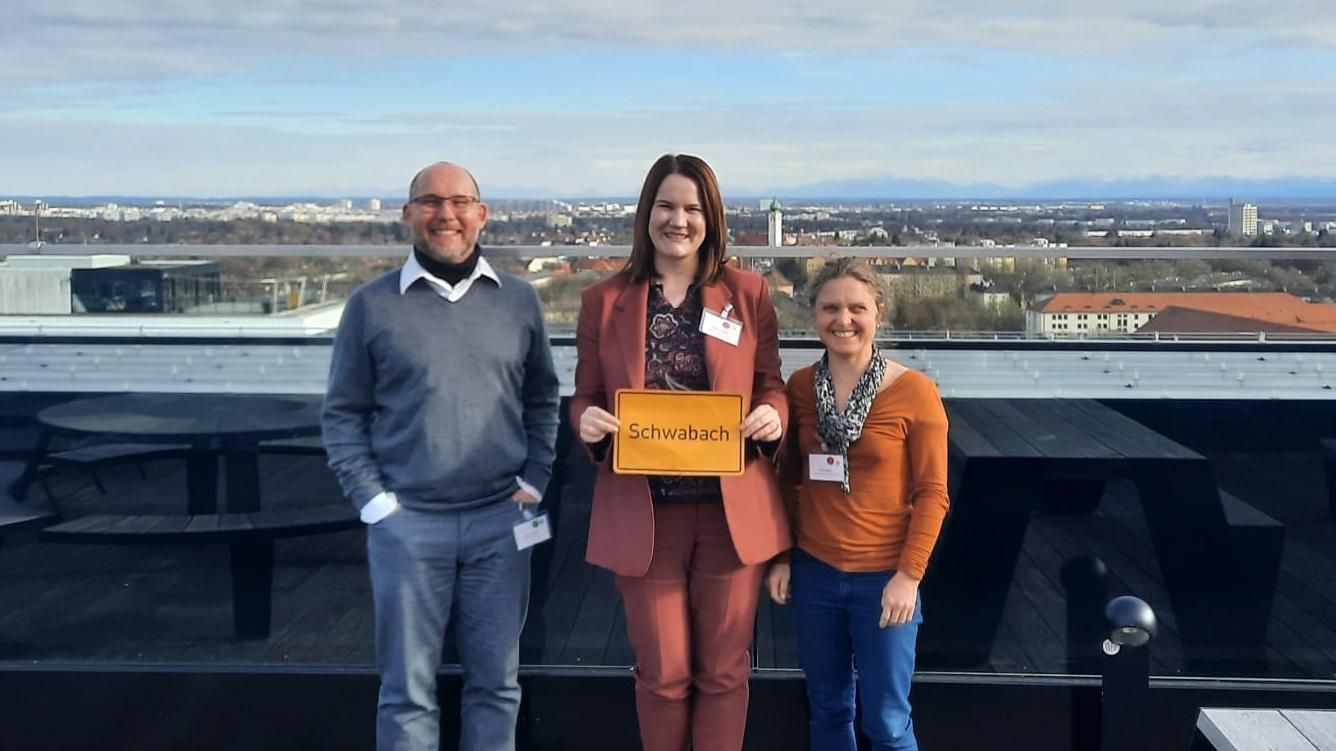 Das Projektteam der Stadt Schwabach bei der Startveranstaltung in München (von links): Thomas Schöll (IT und Digitalisierung), Corinna Bauer (stellvertretende Leiterin des Bürgermeister- und Presseamts) und Klimaschutzmanagerin Tanja Helm.   