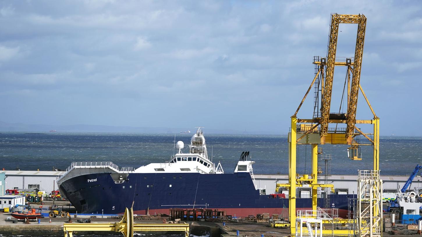 Rettungskräfte arbeiten am Imperial Dock, wo sich ein Schiff aus seiner Halterung gelöst hat, teilweise umgekippt ist und mehrere Personen verletzt hat. Rettungskräfte arbeiten am Imperial Dock, wo sich ein Schiff aus seiner Halterung gelöst hat, teilweise umgekippt ist und mehrere Personen verletzt hat.