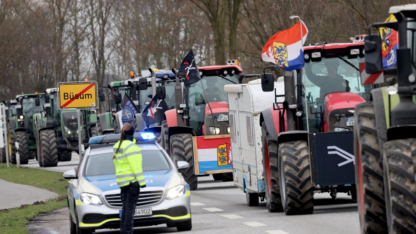Protestveranstaltung von Bauern vor dem Beginn der Agrarministerkonferenz in Büsum.