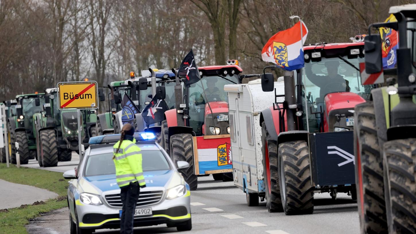 Protestveranstaltung von Bauern vor dem Beginn der Agrarministerkonferenz in Büsum. Protestveranstaltung von Bauern vor dem Beginn der Agrarministerkonferenz in Büsum.