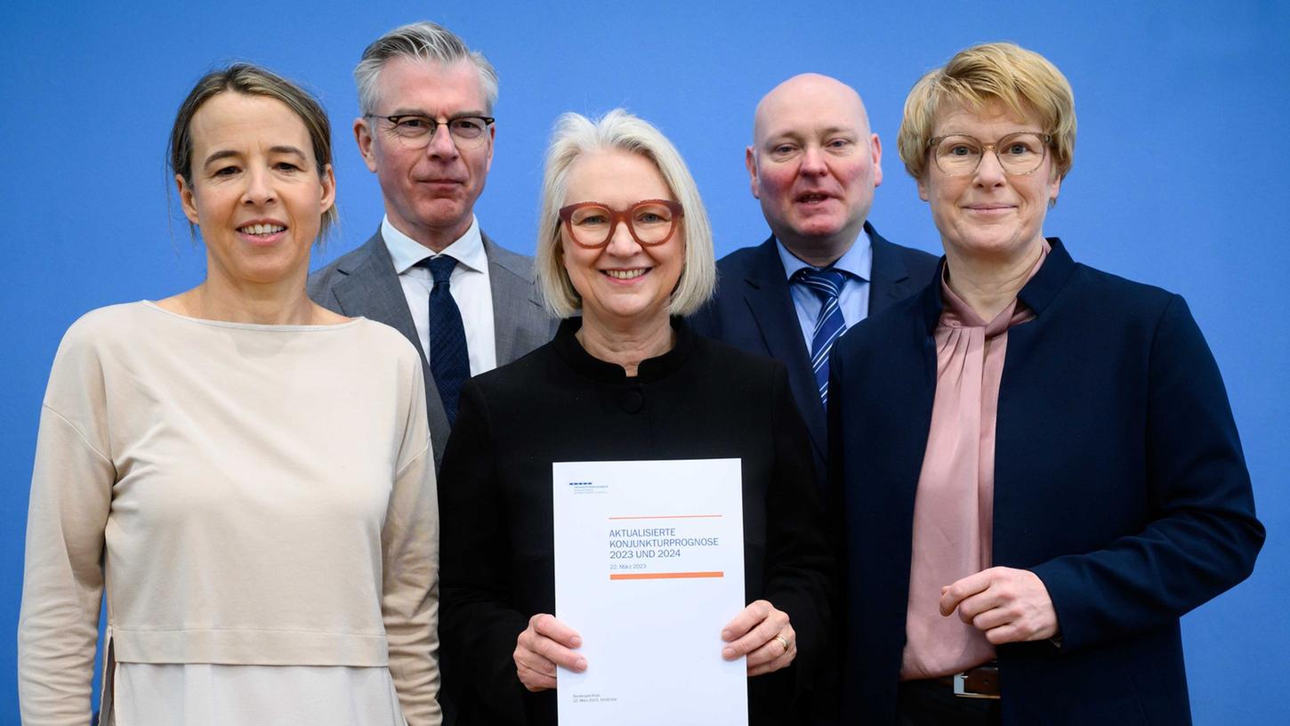 Ulrike Malmendier (l-r), Martin Werding, Monika Schnitzer (Vorsitzende), Achim Truger und Veronika Grimm stellten die aktualisierte Konjunkturprognose 2023/24 vor.