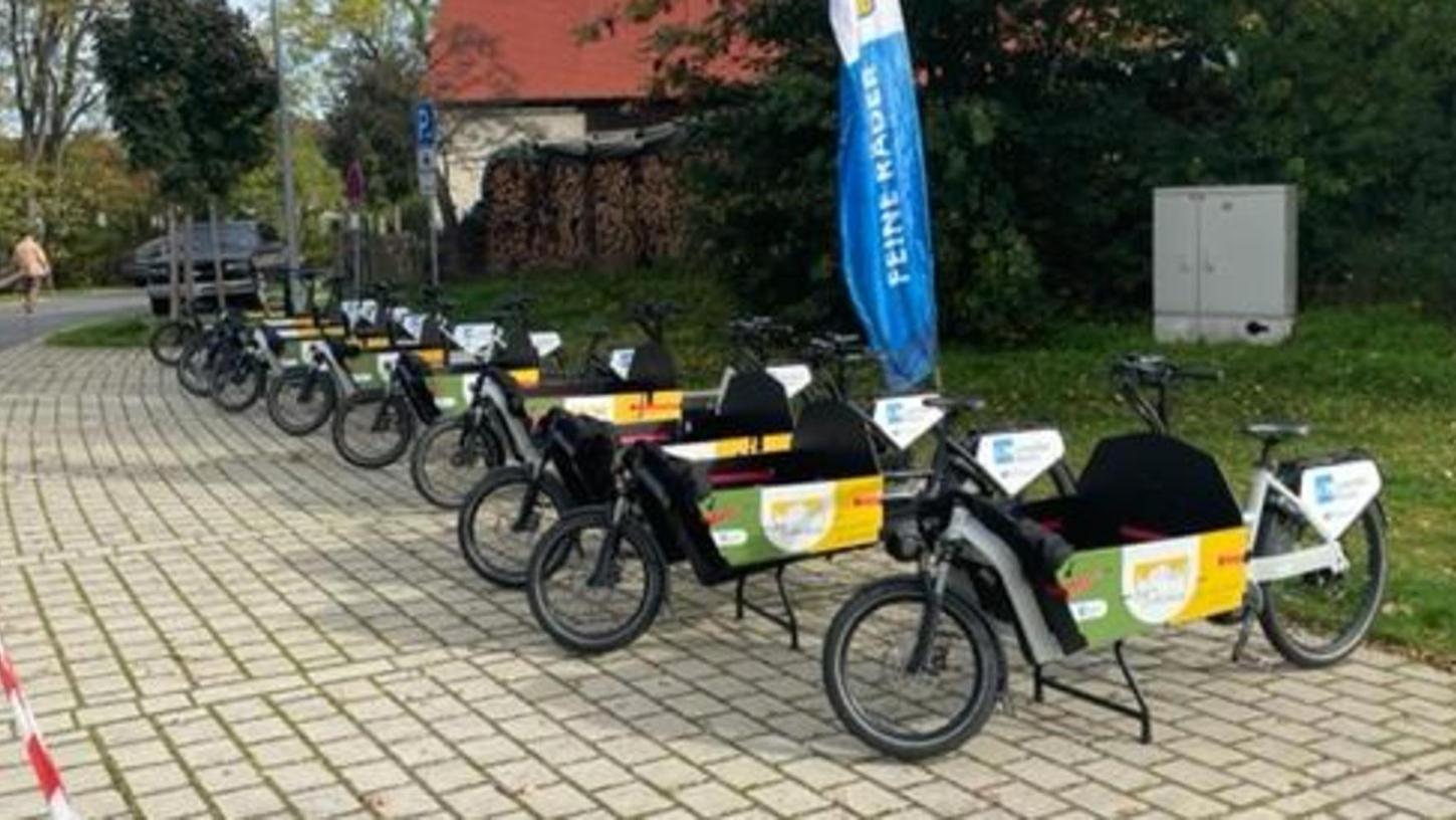 Die Flotte der Lastenräder für Cadolzburg steht bereit. Am Sonntag können die Bürgerinnen und Bürger das Angebot kostenlos nutzen.