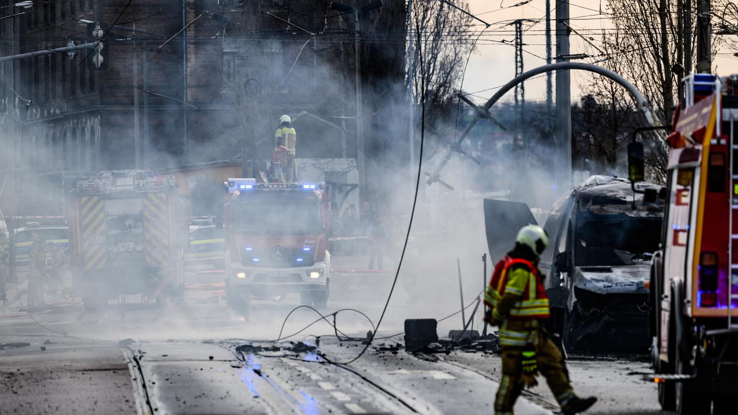 Bei einem Brand an einer Gasleitung im Dresdner Stadtteil Friedrichstadt ist es am Nachmittag zu Explosionen gekommen. Verletzte gab es nach Angaben der Feuerwehr nicht.