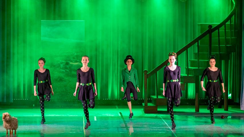 Die Choreografien und die szenische Darstellung wurden in Workshops mit Tanzlehrer Michael Piotrowski erarbeitet, der viele Jahre mit Michael Flatleys „Lord of the Dance“ tourte. 