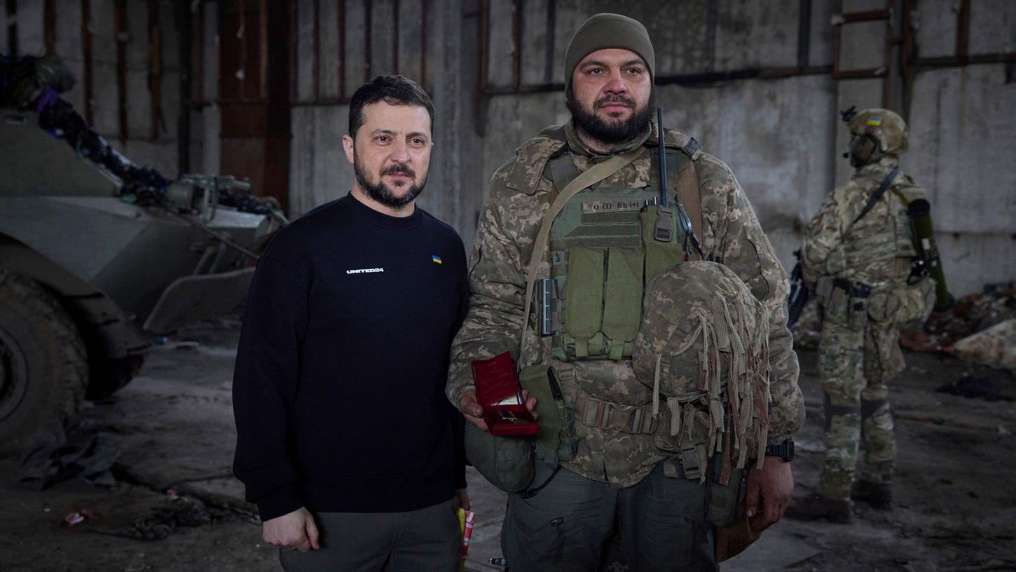 Wolodymyr Selenskyj steht neben einem Soldat anlässlich einer Verleihungszeremonie in einer Stellung in der Nähe von Bachmut. Wolodymyr Selenskyj steht neben einem Soldat anlässlich einer Verleihungszeremonie in einer Stellung in der Nähe von Bachmut.
