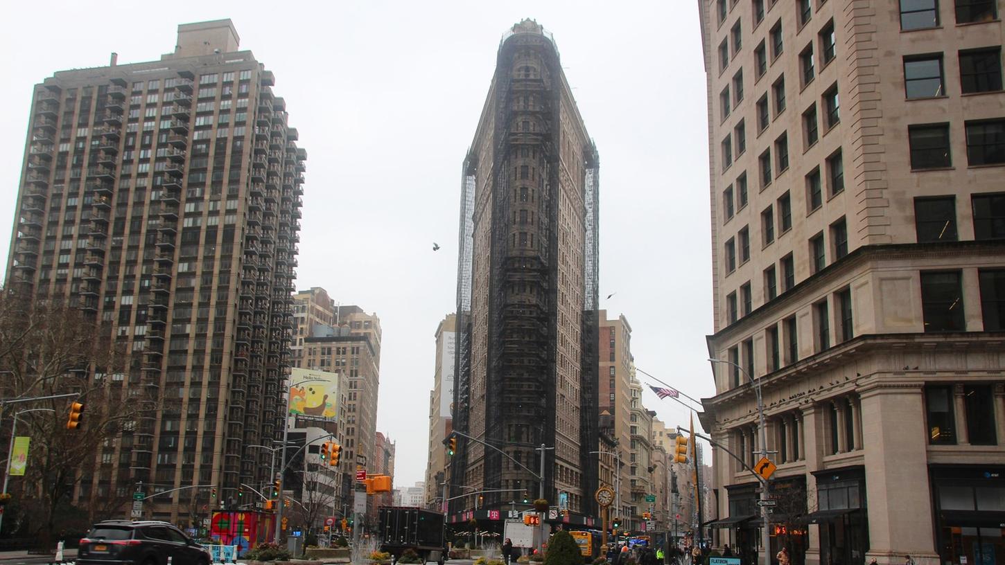 Das teilweise eingerüstete Flatiron Building in dem nach ihm benannten Flatiron District von Manhattan.