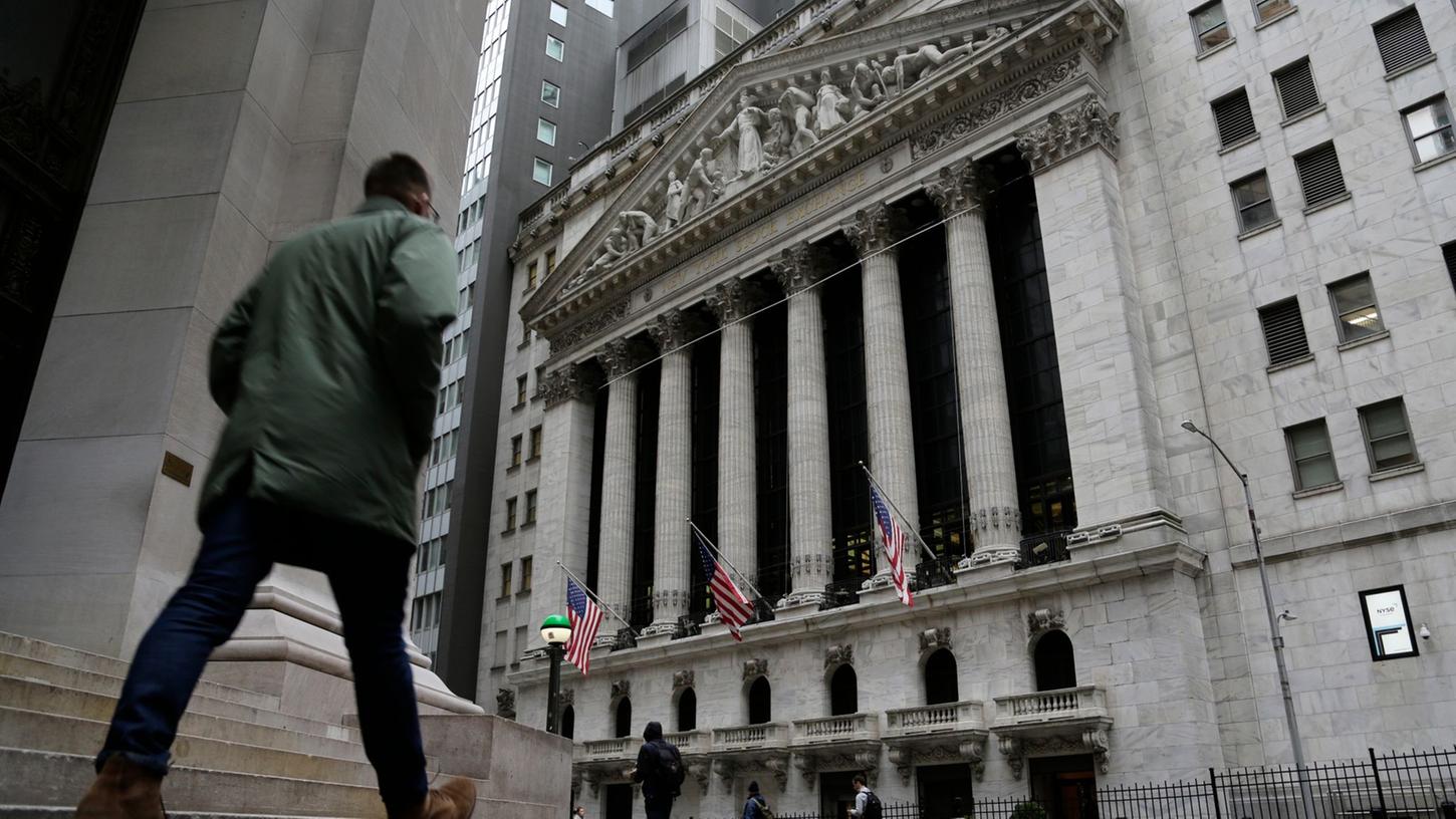 Menschen passieren die Fassade der New Yorker Börse. Menschen passieren die Fassade der New Yorker Börse.