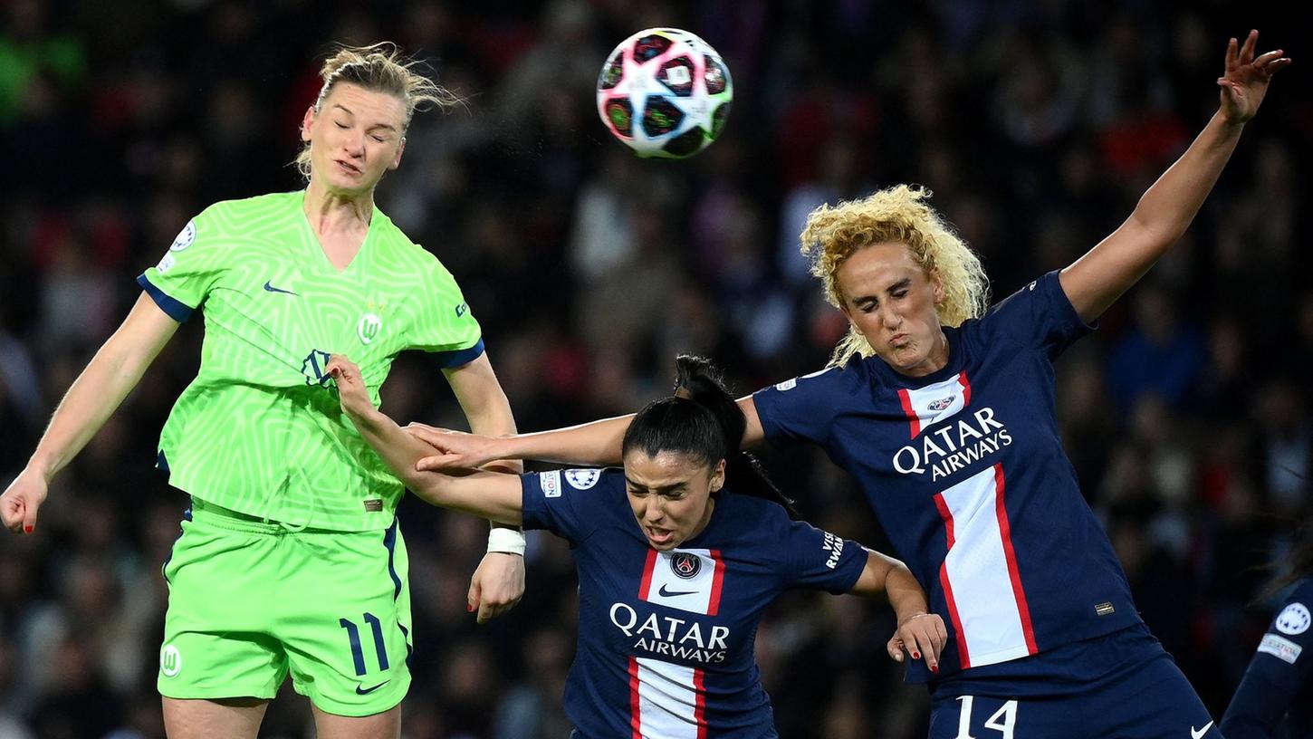 Alexandra Popp (l) und die Wolfsburgerinnen siegten mit 1:0 bei Paris Saint-Germain.