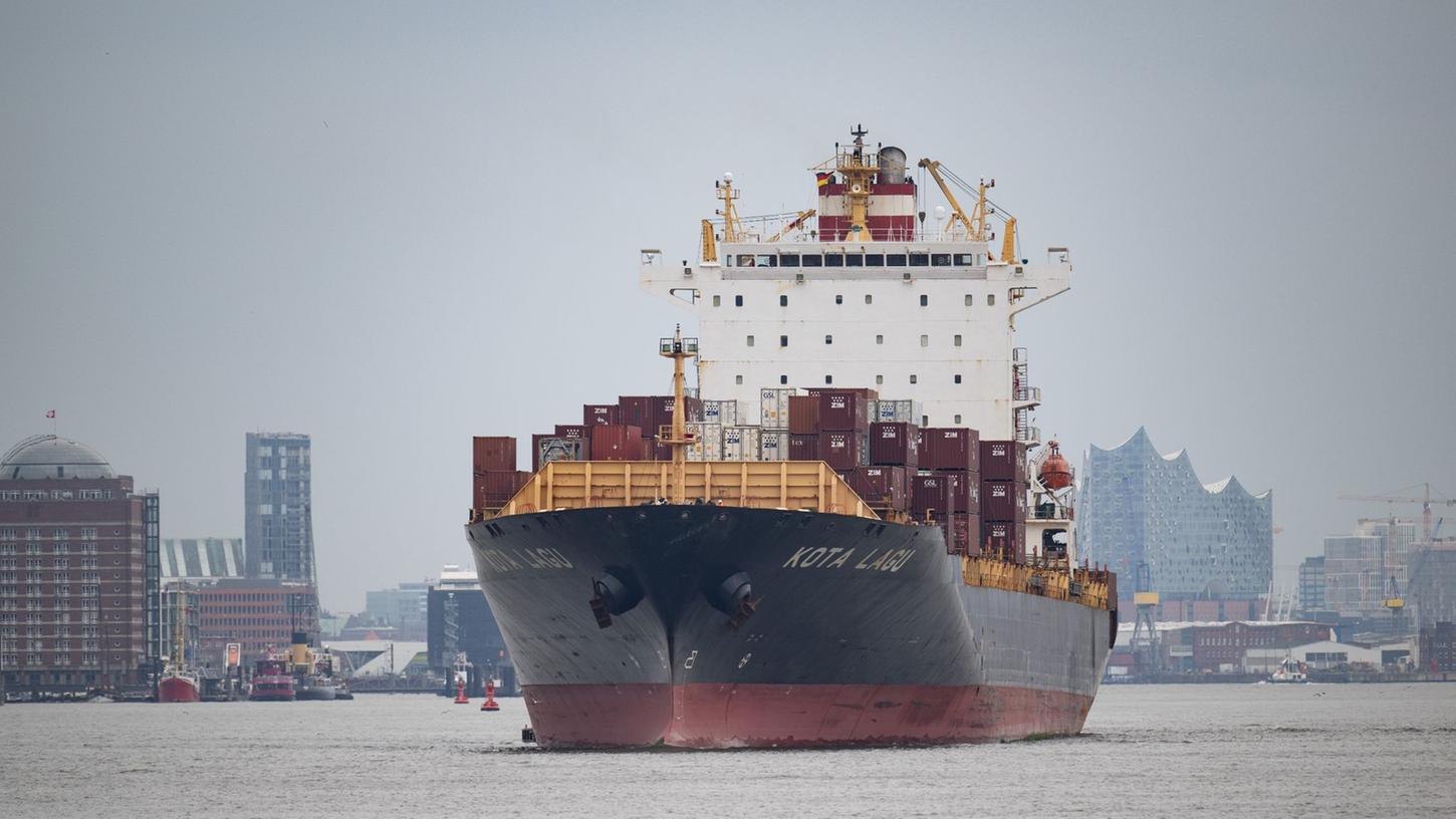 Ein Frachtschiff fährt durch den Hamburger Hafen. Ein Frachtschiff fährt durch den Hamburger Hafen.