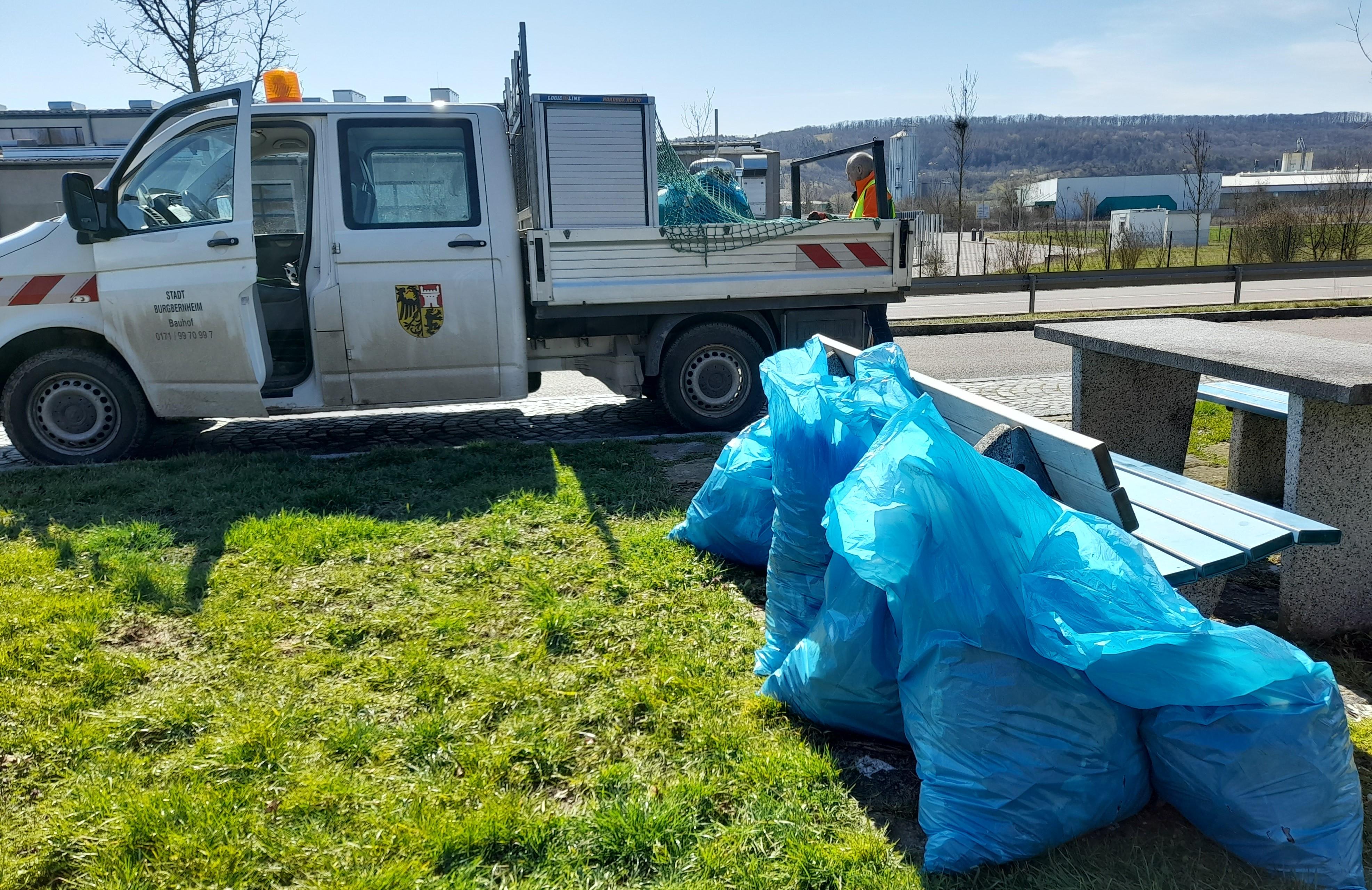Mit einem städtischen Transporter wurden rund 25 Säcke Unrat weggeschafft. Die Kosten trägt die Allgemeinheit. Mit einem städtischen Transporter wurden rund 25 Säcke Unrat weggeschafft. Die Kosten trägt die Allgemeinheit.