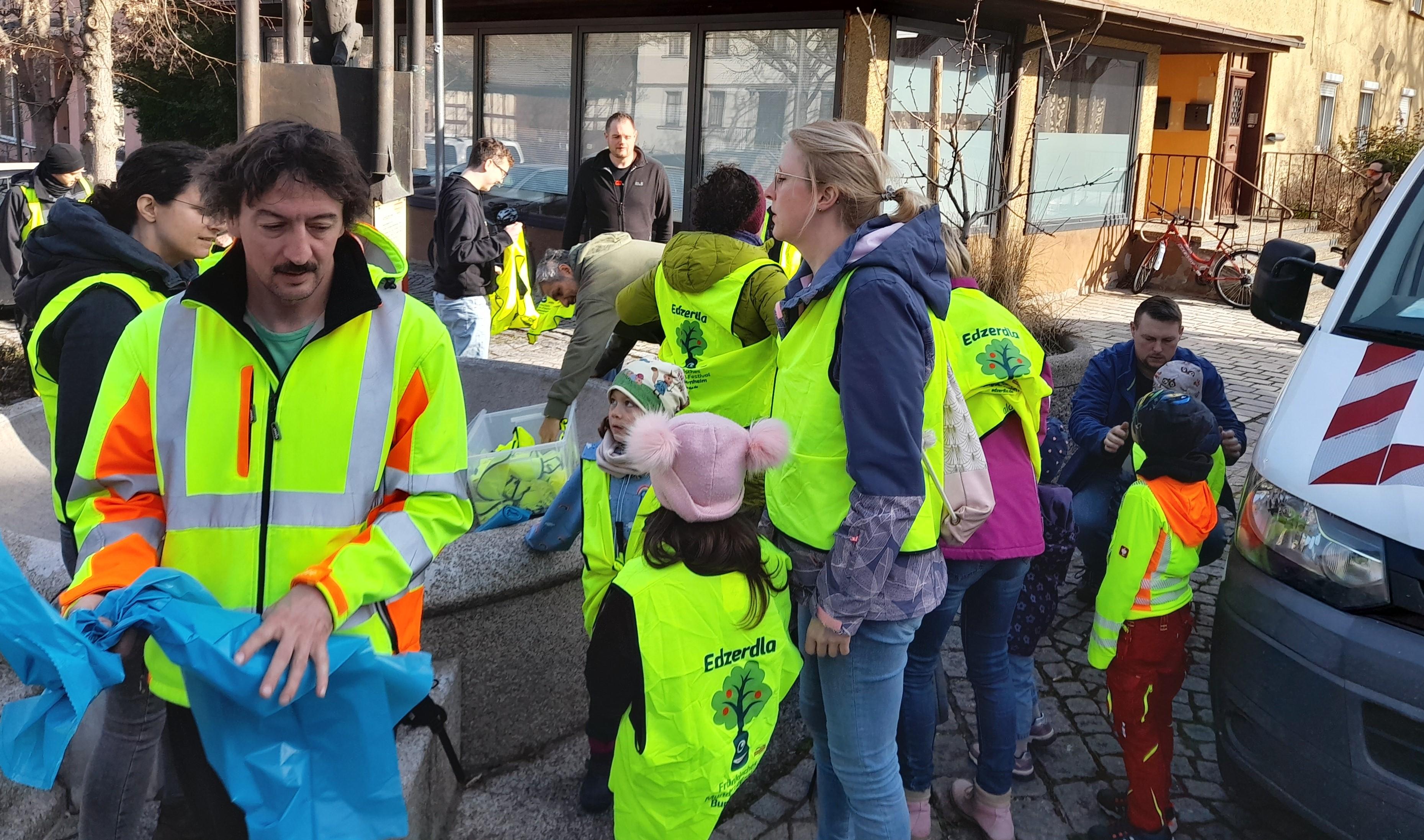 Erfreulich viele Familien mit Kindern beteiligten sich an der Umweltsäuberungsaktion. Erfreulich viele Familien mit Kindern beteiligten sich an der Umweltsäuberungsaktion.