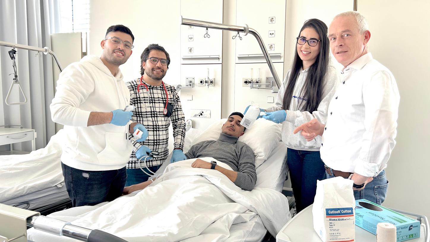 Fayed Amri, Hazem Khammeri, Houssem Mechri und Maram Said bereiten sich mit Andreas Schneider (von links) derzeit in der Pflegeschule intensiv auf die vorgeschriebene Kenntnisprüfung im Herbst vor, um die rund 250 Pflegekräfte im Klinikum Forchheim-Fränkische Schweiz langfristig unterstützen zu können. Fayed Amri, Hazem Khammeri, Houssem Mechri und Maram Said bereiten sich mit Andreas Schneider (von links) derzeit in der Pflegeschule intensiv auf die vorgeschriebene Kenntnisprüfung im Herbst vor, um die rund 250 Pflegekräfte im Klinikum Forchheim-Fränkische Schweiz langfristig unterstützen zu können.