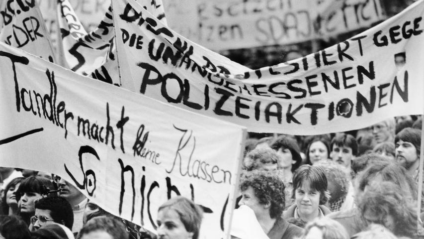 Protest: auf zahllosen Transparenten forderten die Kundgebungsteilnehmer die Freilassung aller jungen Nürnberger aus bayerischen Gefängnissen.