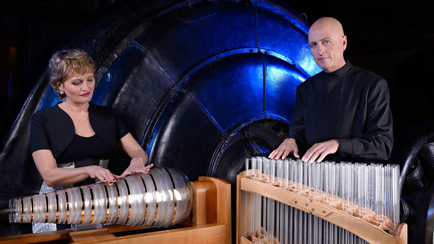 Christa und Gerhard Schönfeldinger zeigen, welche musikalische Vielfalt in Glasharmonika und Verophon steckt.