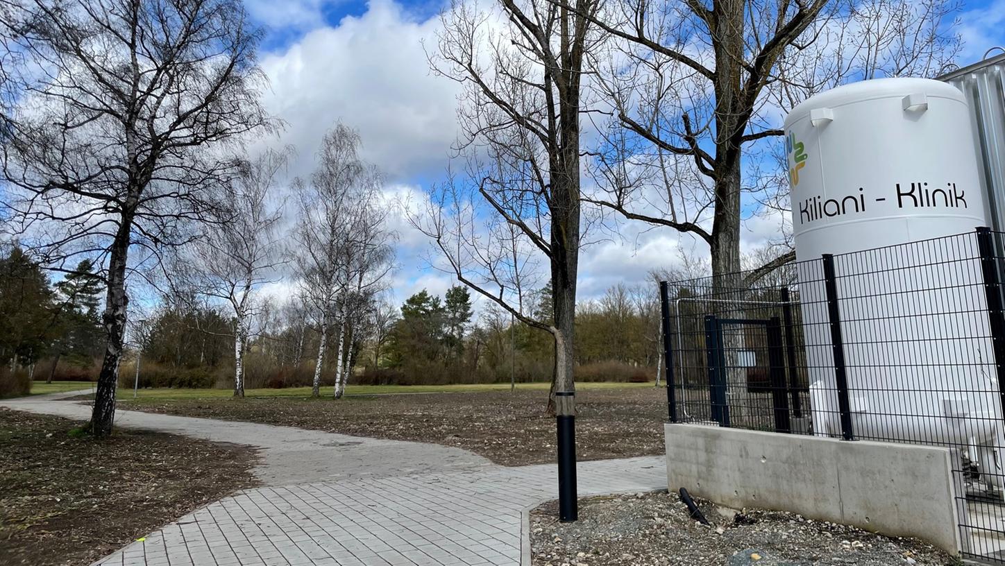 Der Sauerstoff-Tank der Kiliani-Klinik sorgte erneut für eine Debatte im Stadtrat. Den Weg links im Bild soll es künftig nicht mehr geben. Der Sauerstoff-Tank der Kiliani-Klinik sorgte erneut für eine Debatte im Stadtrat. Den Weg links im Bild soll es künftig nicht mehr geben.