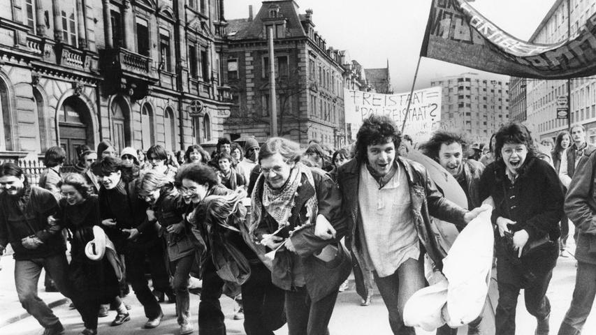 Bei einer Demonstration gegen die Verhaftungen. Die originale Bildunterschrift vom 9. März 1981 lautete: "Demonstranten im Laufschritt: in der Fürther Straße läuft eine Gruppe, die sich am Plärrer auf die Straße gesetzt hatte, dem Zug hinterher".