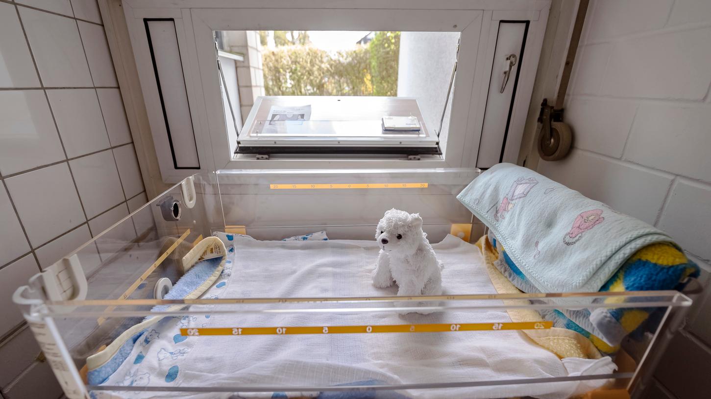 In einer Krankenhaus-Babyklappe können Eltern ihr Kind anonym abgeben, wenn sie mit der Situation überfordert sind. 