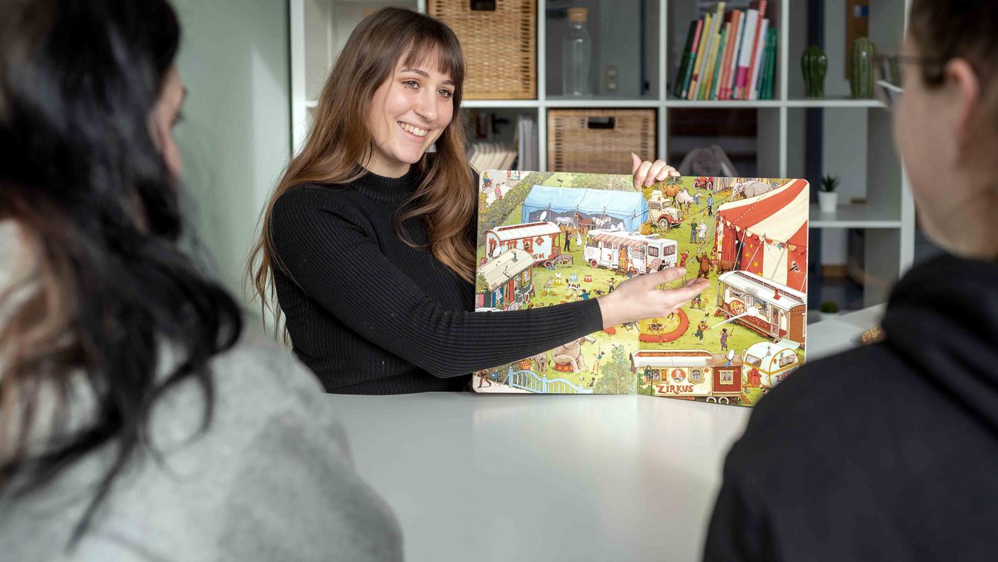Für ein zweites Standbein im Rahmen der Berufsausbildung Ernährung und Versorgung in Scheinfeld sorgt die „Zusatzqualifikation als Tagesmutter beziehungsweise Assistenzkraft für Kindertagesstätten“. Für ein zweites Standbein im Rahmen der Berufsausbildung Ernährung und Versorgung in Scheinfeld sorgt die „Zusatzqualifikation als Tagesmutter beziehungsweise Assistenzkraft für Kindertagesstätten“.