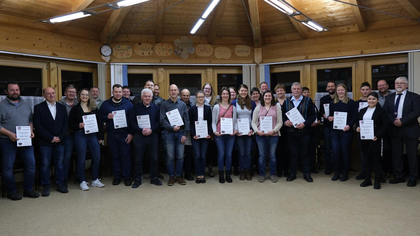 Bei einem Festabend hat die Gemeinde Höttingen 23 ihrer Bürger ausgezeichnet, die sich während der Coronapandemie in der Gemeinde in besonderer Weise eingesetzt und verdient gemacht haben.