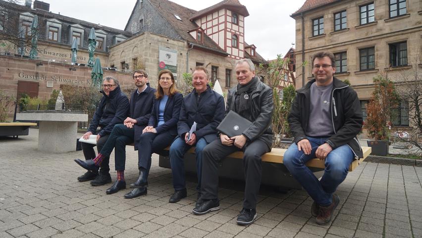 Probesitzen auf einer der "Grünen Bänke" auf Höhe des Rathauses, v.li.: Ernst Bergmann, Grünflächenamt; Jonas Schubert, Stadtplanungsamt; Baureferentin Christine Lippert; OB Thomas Jung; Wirtschaftsreferent Horst Müller; Florian Leichtenstern, Galabau Rost