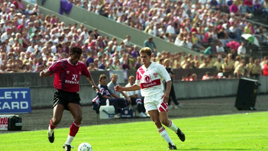 Was erlauben Strunz? Egal, der Damals-Stuttgarter - Vorname: Thomas - wird von Percy Olivares gleich nass gemacht. Was erlauben Strunz? Egal, der Damals-Stuttgarter - Vorname: Thomas - wird von Percy Olivares gleich nass gemacht.