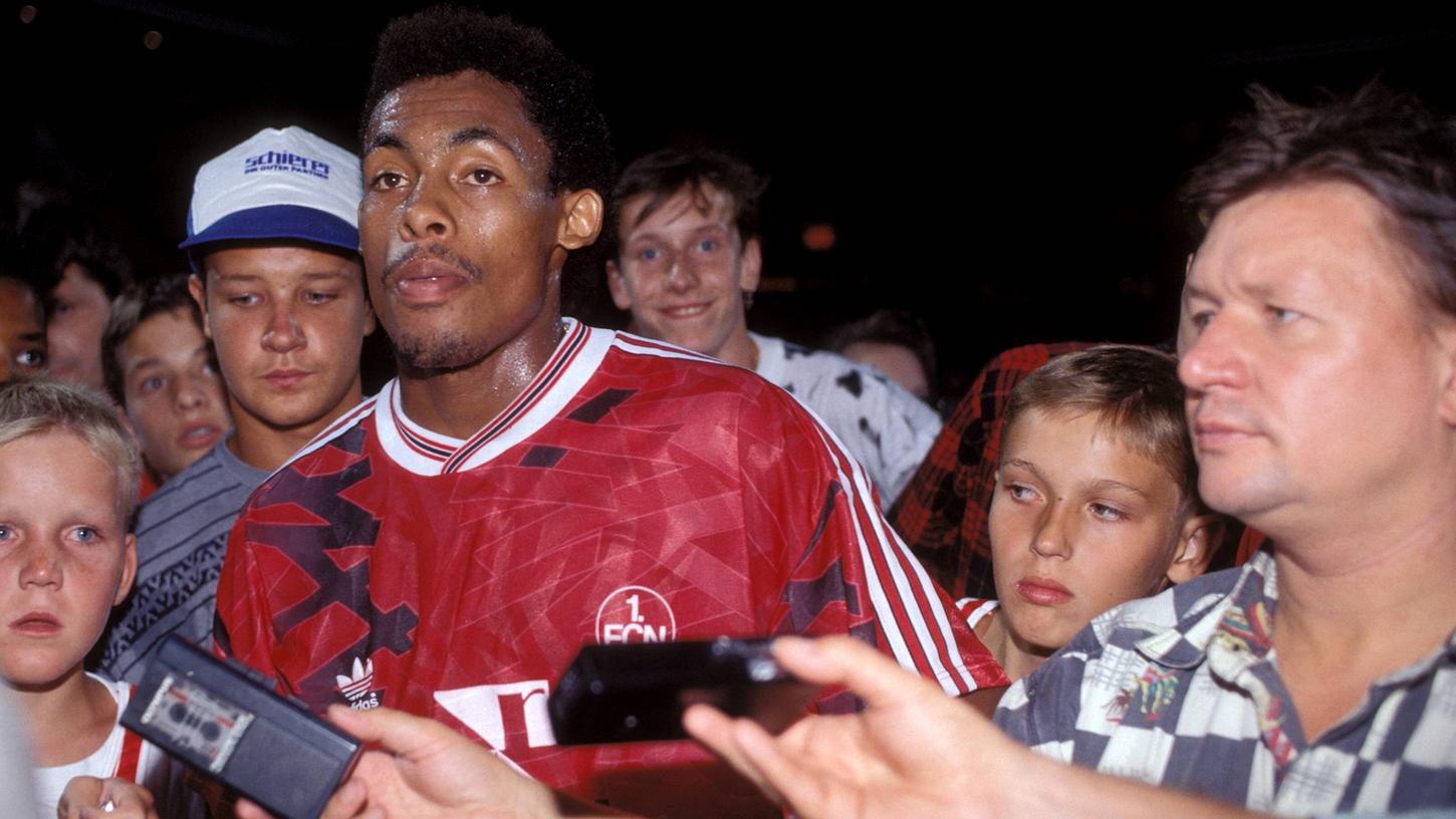 Umringt, aber nicht lange da: Percy Olivares weckte als Leistungsträger des 1. FC Nürnberg in der Saison 1992/93 berechtigterweise großes Interesse. 