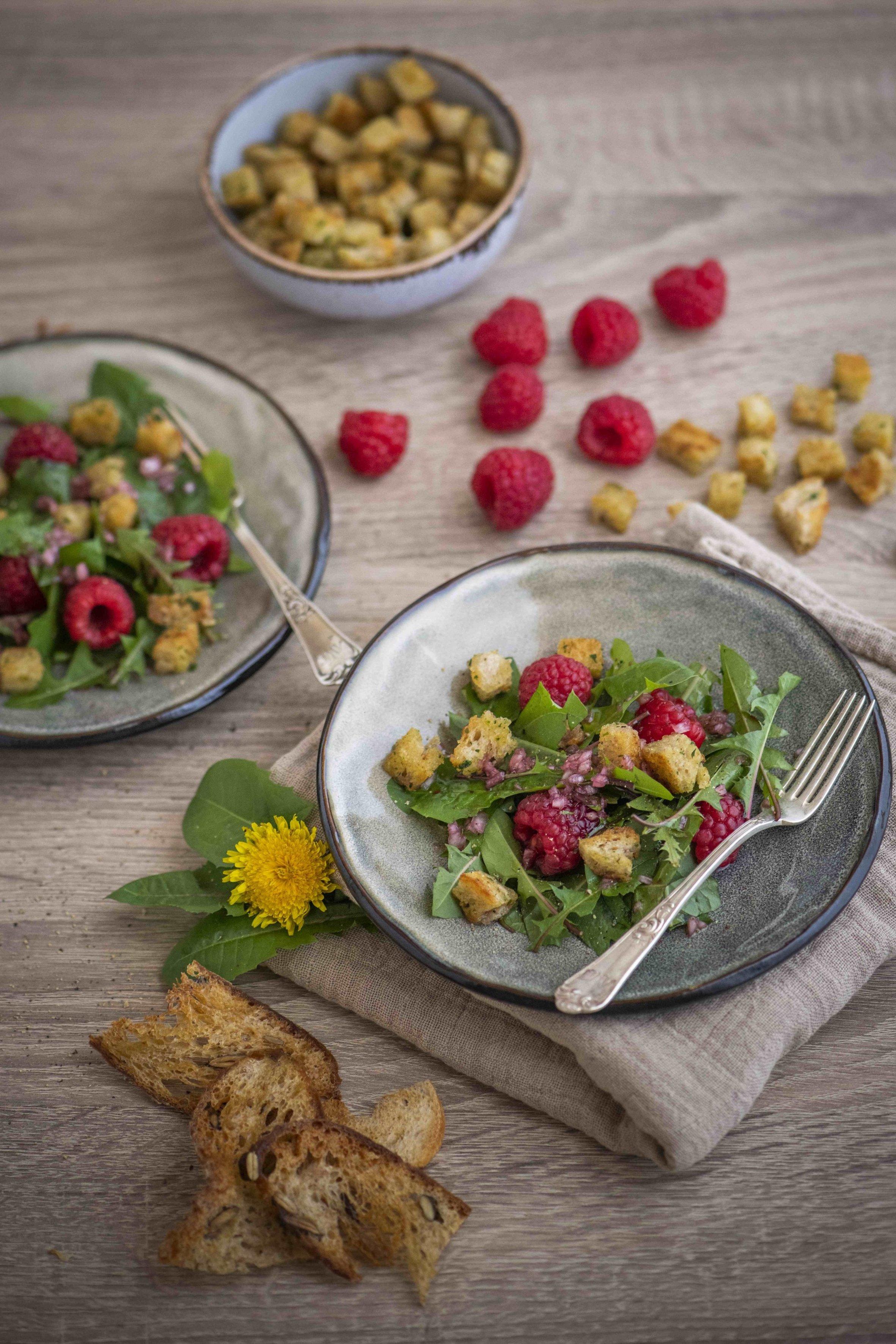 Fürther Wildkräuterexpertin verrät: So lecker ist Löwenzahnsalat mit ...