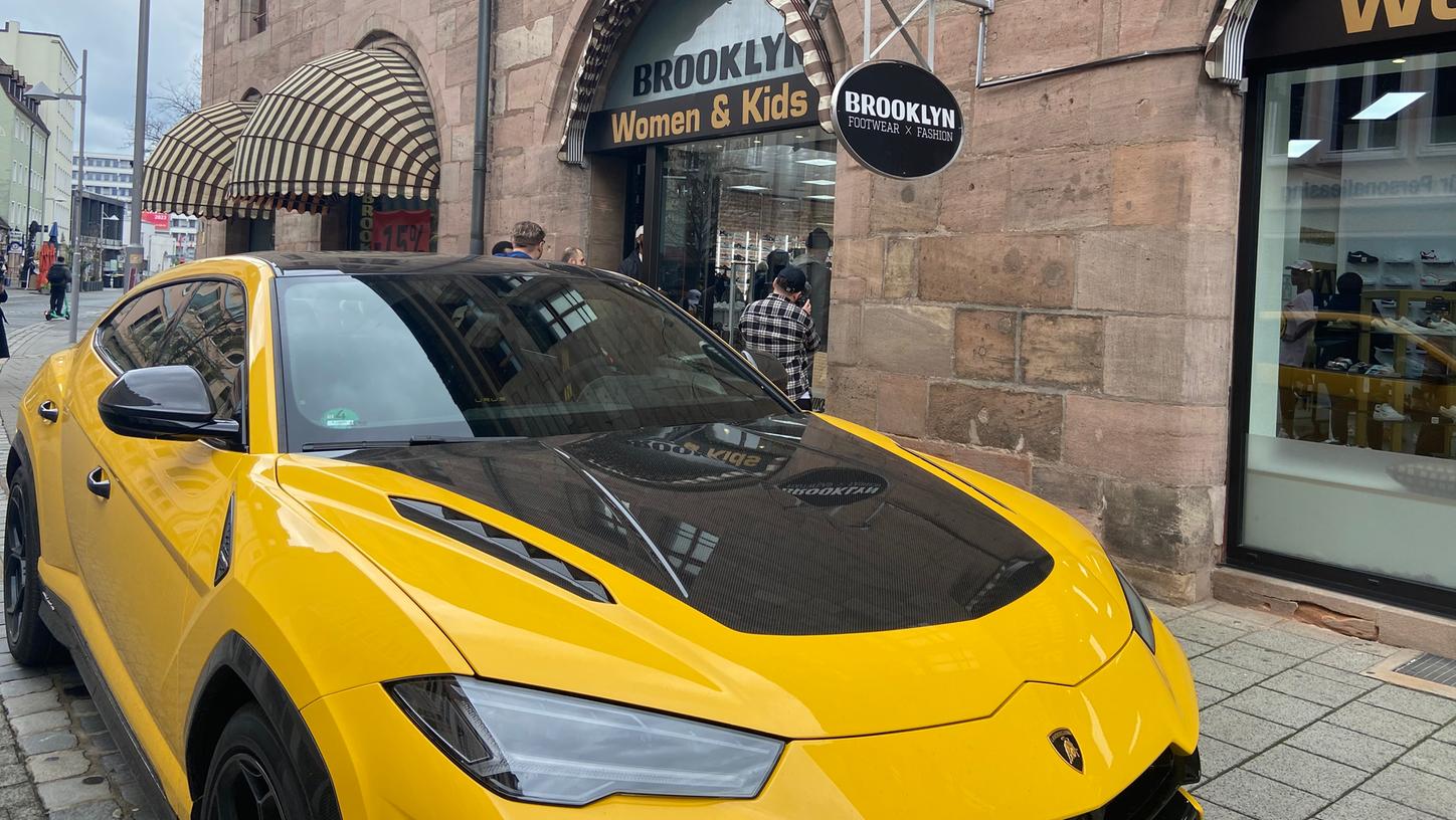 Gelber Lamborghini und mehr als 100 Fans: Am Freitagmittag war der Sneakerladen "Brooklyn" der Place-to-be für viele Rap-Fans.