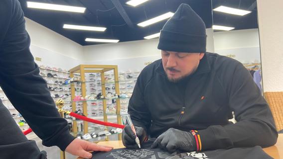Kool Savas gab fleißig Autogramme: Die T-Shirts aus der Kollaboration mit ihm und ellesse waren für die Fans kostenlos. Kool Savas gab fleißig Autogramme: Die T-Shirts aus der Kollaboration mit ihm und ellesse waren für die Fans kostenlos.