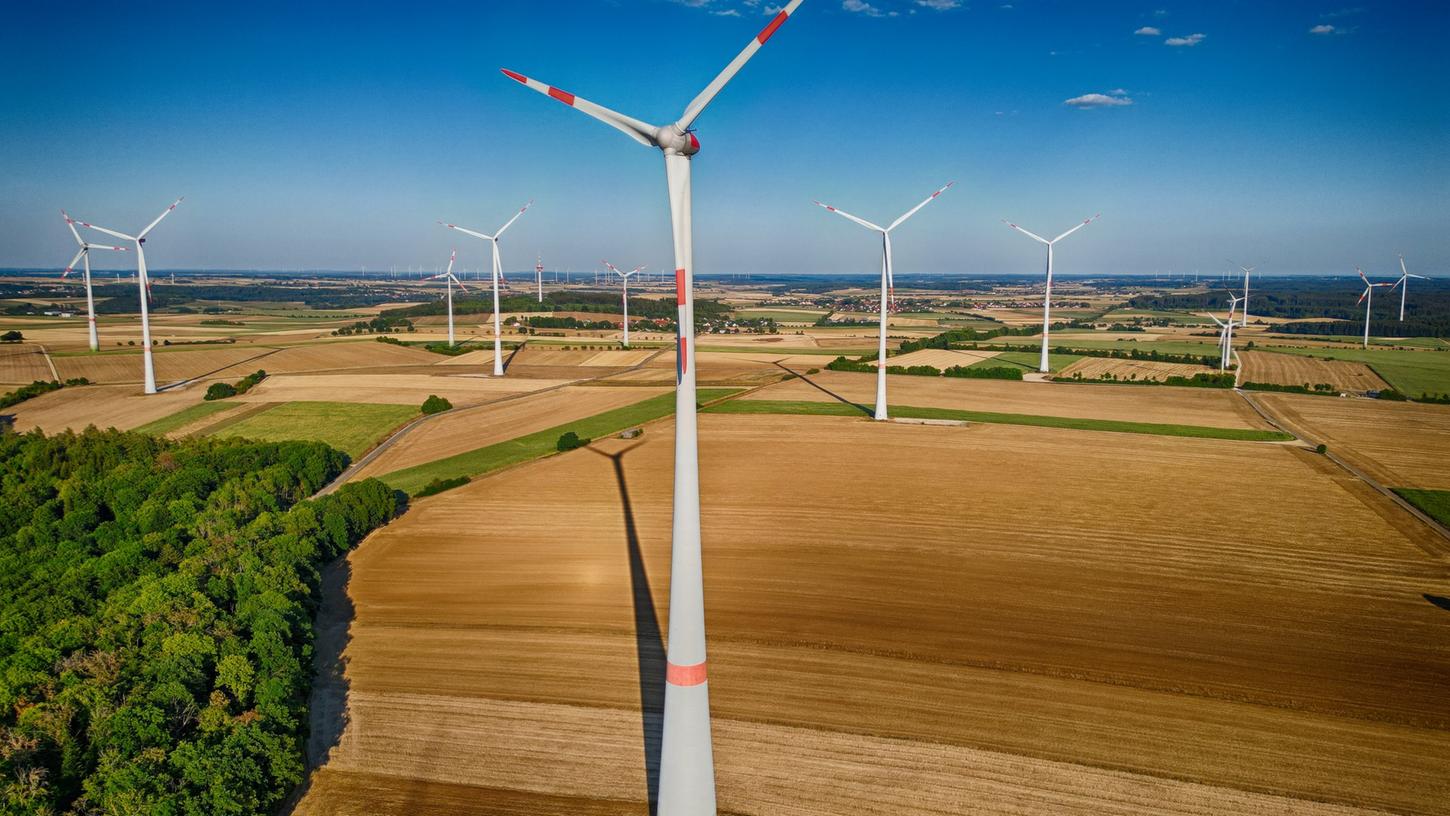 Der Landkreis hat schon gut 60 Windräder, in den nächsten rund eineinhalb Jahrzehnten könnten aber noch mal genauso viele dazukommen. Das könnte die Folge eines neuen Bundesgesetzes sein, das die Windkraft massiv fördern soll, um dem Klimawandel zu begegnen, aber auch um die Energieversorgung aus eigener Kraft sicherzustellen.   