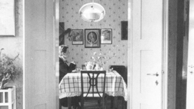Sophie Hoechstetter am Tisch im eigenen Haus in Pappenheim: Die Aufnahme ist um das Jahr 1930 entstanden.   