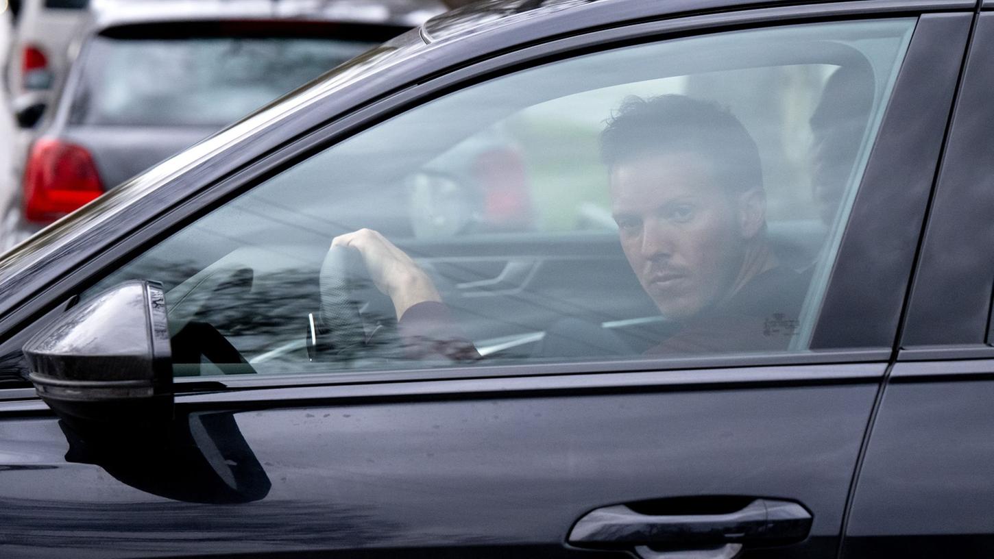 Trainer Julian Nagelsmann verlässt das Vereinsgelände an der Säbener Straße. Trainer Julian Nagelsmann verlässt das Vereinsgelände an der Säbener Straße.