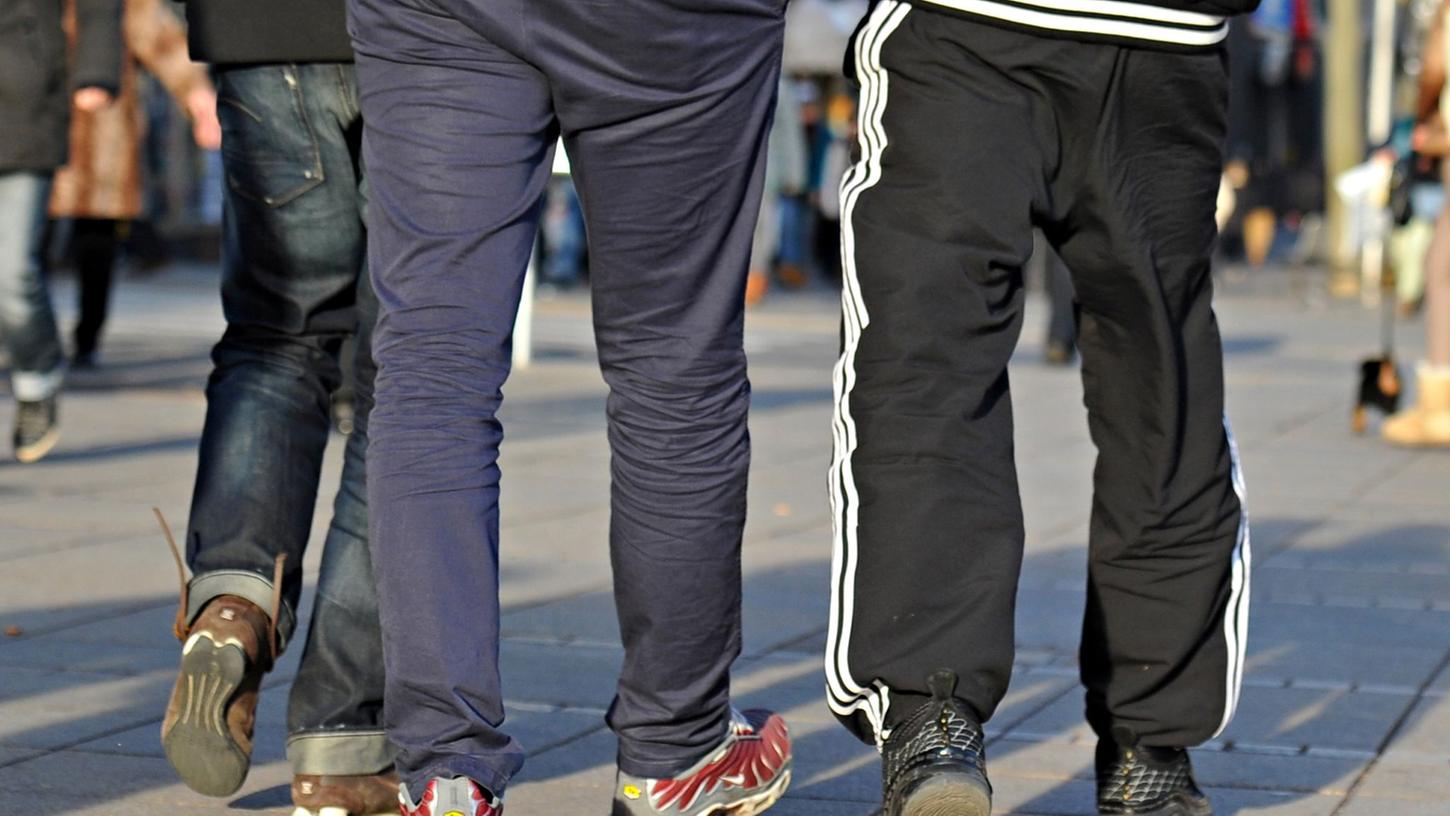 Jogginghosen sind nicht nur bequem, sondern auch im Trend - ein Verbot an einer Schule in Wermelskirchen schlägt derzeit hohe Wellen. Jogginghosen sind nicht nur bequem, sondern auch im Trend - ein Verbot an einer Schule in Wermelskirchen schlägt derzeit hohe Wellen.