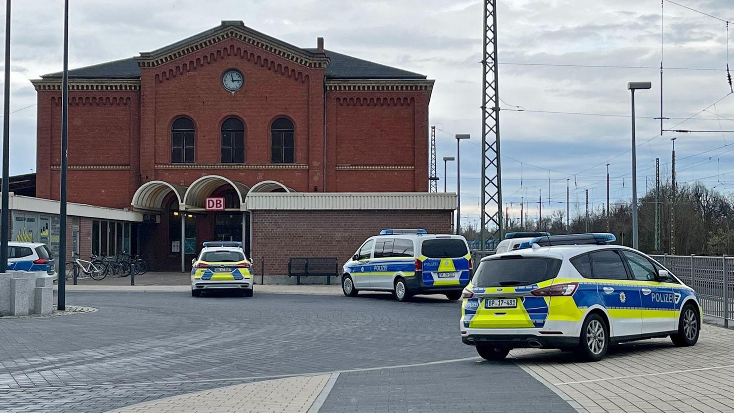 Polizeifahrzeuge stehen vor dem Bahnhof in Guben: Ein Mann hat hier in einem Regionalzug Fahrgäste bedroht. Polizeifahrzeuge stehen vor dem Bahnhof in Guben: Ein Mann hat hier in einem Regionalzug Fahrgäste bedroht.