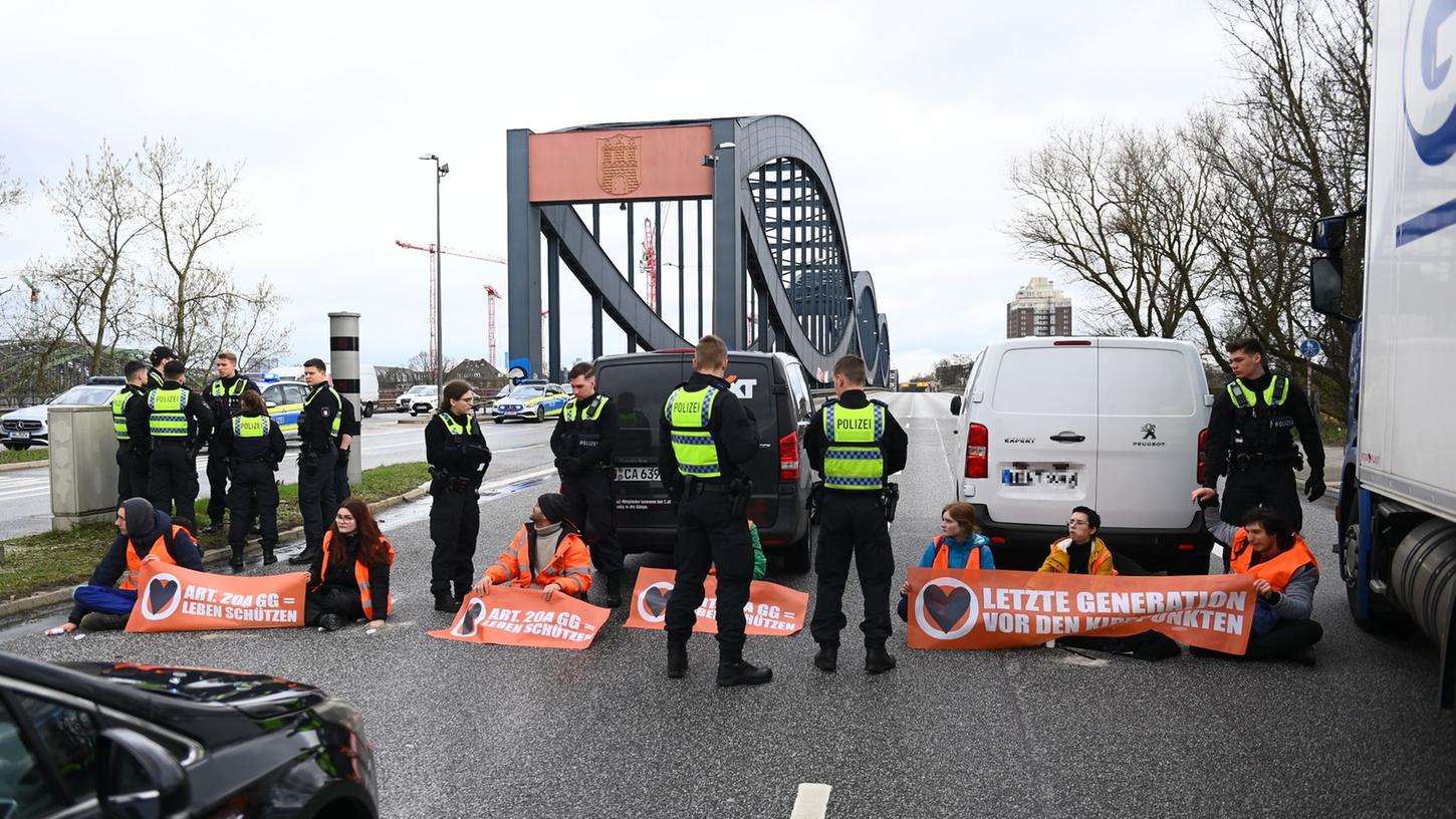 Klimaaktivisten der Bewegung Letzte Generation blockieren die Elbbrücken stadteinwärts. Klimaaktivisten der Bewegung Letzte Generation blockieren die Elbbrücken stadteinwärts.