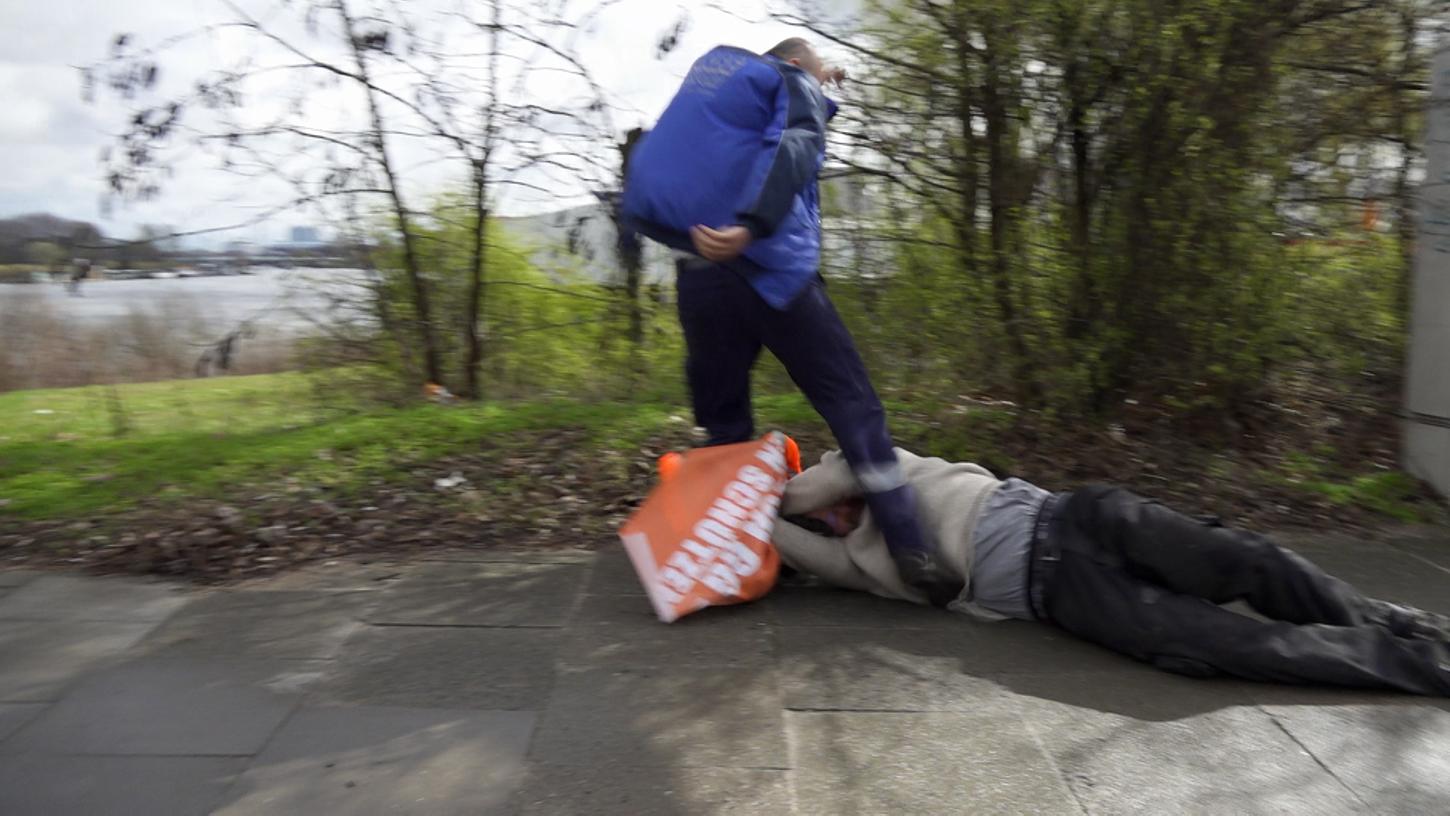 Hamburg: Ein LKW-Fahrer tritt einen Aktivisten, nachdem er ihn auf den Gehweg gezogen hatte. Klimaaktivisten der Bewegung Letzte Generation haben am Samstag die Elbbrücken stadteinwärts blockiert. 