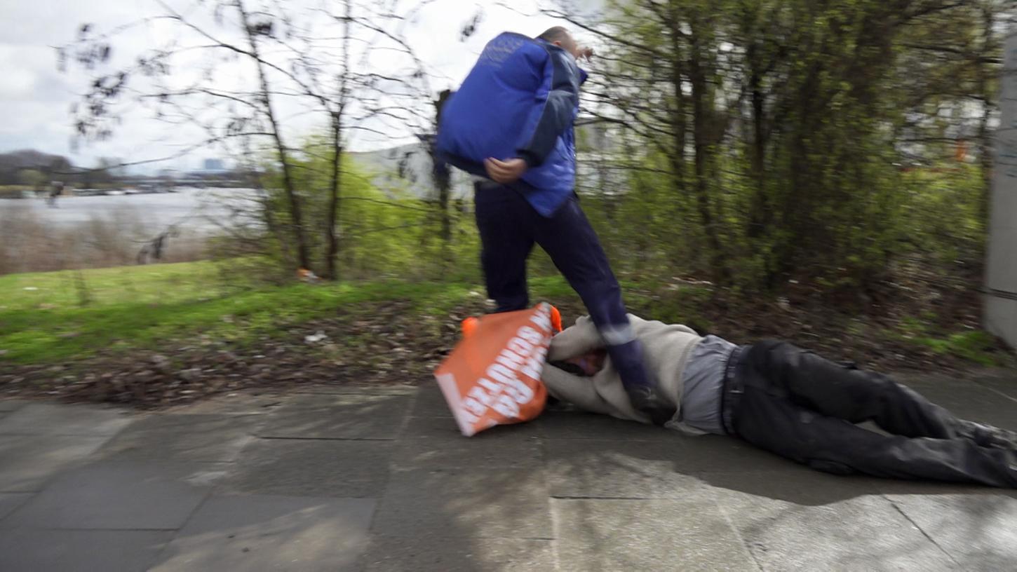 Hamburg: Ein LKW-Fahrer tritt einen Aktivisten, nachdem er ihn auf den Gehweg gezogen hatte. Klimaaktivisten der Bewegung Letzte Generation haben am Samstag die Elbbrücken stadteinwärts blockiert. Hamburg: Ein LKW-Fahrer tritt einen Aktivisten, nachdem er ihn auf den Gehweg gezogen hatte. Klimaaktivisten der Bewegung Letzte Generation haben am Samstag die Elbbrücken stadteinwärts blockiert.