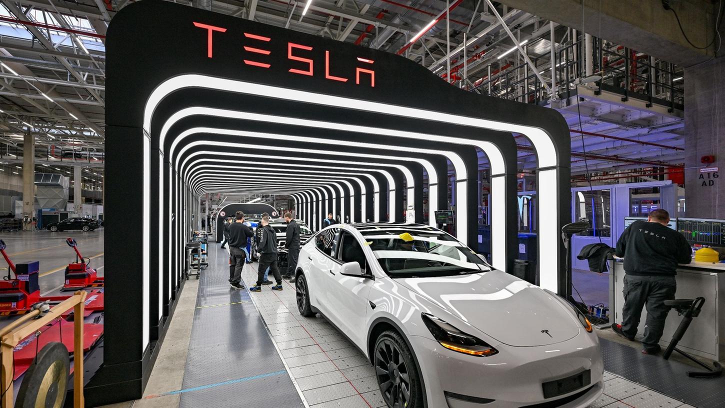 Mitarbeiter der Tesla Gigafactory Berlin Brandenburg arbeiten an der Endkontrolle der fertigen Elektrofahrzeuge vom Typ Model Y. Mitarbeiter der Tesla Gigafactory Berlin Brandenburg arbeiten an der Endkontrolle der fertigen Elektrofahrzeuge vom Typ Model Y.
