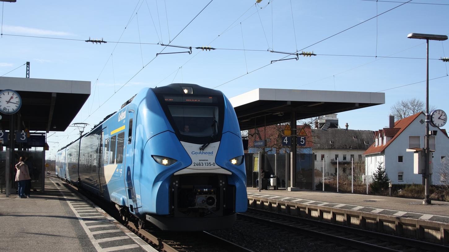 Auch in Gunzenhausen halten die blauen Go-Ahead-Züge, wenn sie die Strecke München-Würzburg mit Halt in Treuchtlingen und Ansbach bedienen. Auch in Gunzenhausen halten die blauen Go-Ahead-Züge, wenn sie die Strecke München-Würzburg mit Halt in Treuchtlingen und Ansbach bedienen.