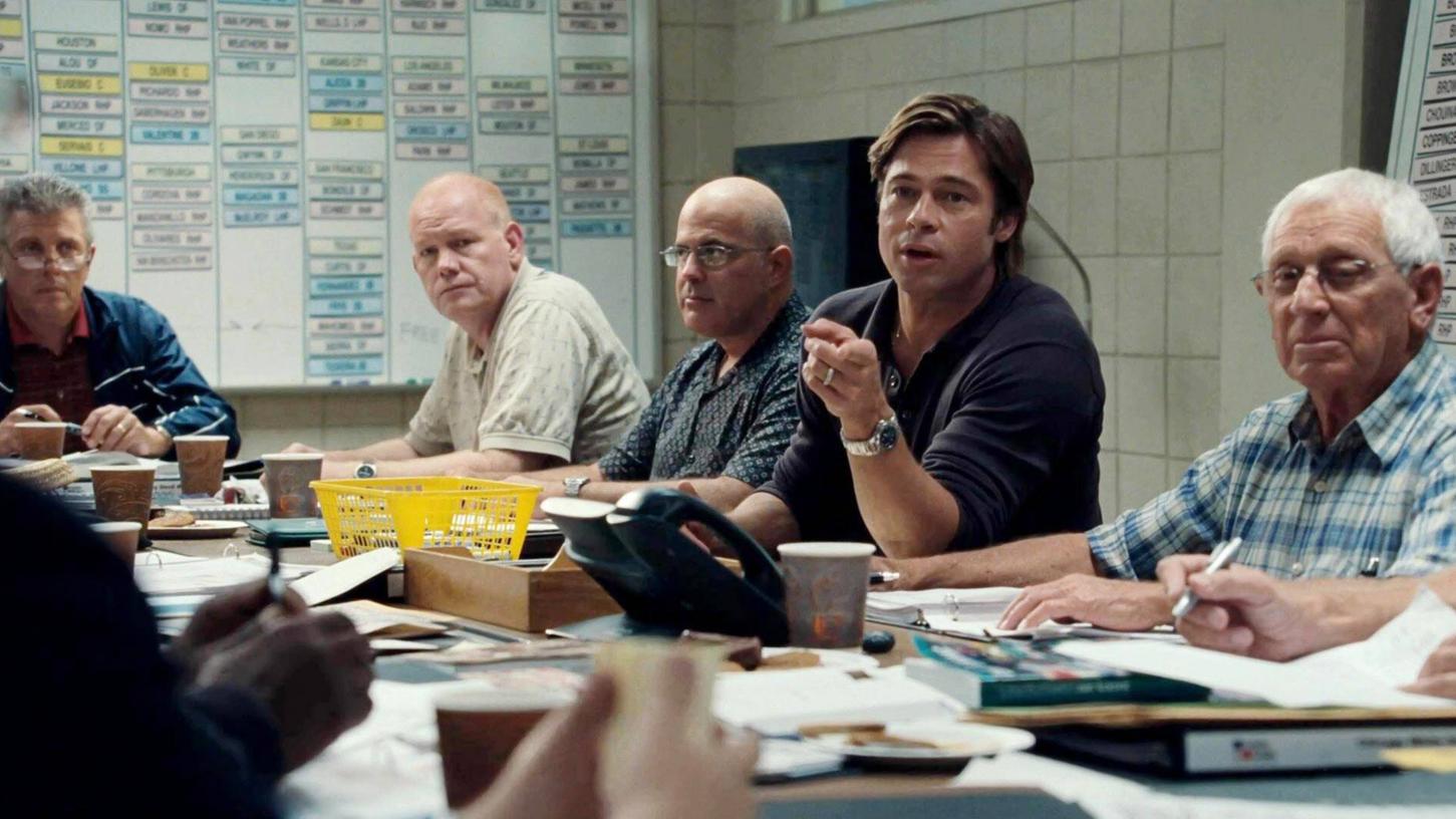 Im Film "Moneyball" spielt Brad Pitt (2.v.r.) den Sport-Manager Billy Beane, der seinen Verein mit innovativen Mitteln voranbringt.