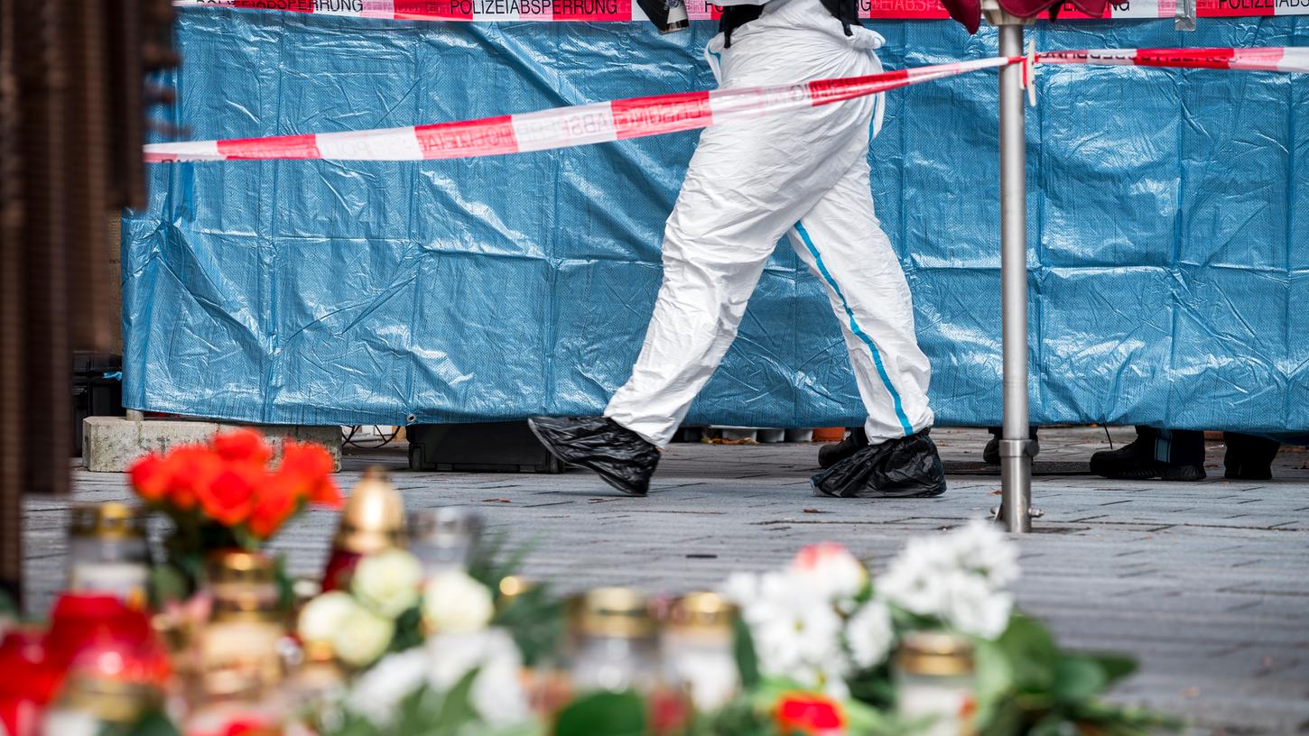 Ein Mitarbeiter der Spurensicherung geht in den abgesperrten Bereich vor dem Blumengeschäft, in dem am 10. März eine leblose Frau aufgefunden wurde. Spaziergänger hatten die tote 50-Jährige in dem Blumenladen in der Lichtenfelser Innenstadt entdeckt.