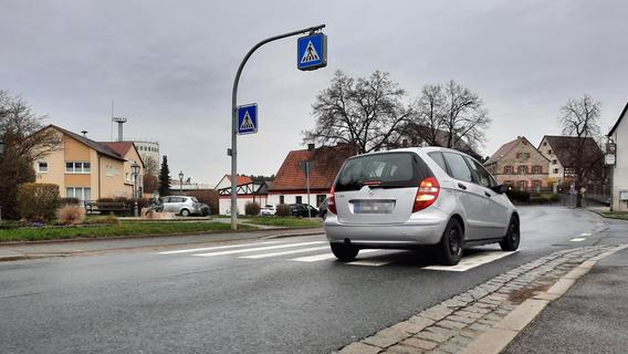 Auf Motorhaube gelandet: 14-Jähriger in Bayern auf Zebrastreifen angefahren - Fahrer flüchtet