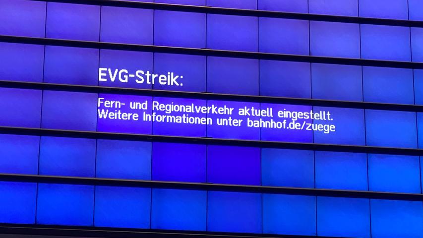 Die überdimensionale Bahnhofstafel am Nürnberger Hauptbahnhof zeigte am Montagmorgen nicht die Ankunfts - und Abfahrtszeiten zahlloser Zügen an: Lediglich die Information über den EVG-Streik war auf blauem Grund zu sehen.