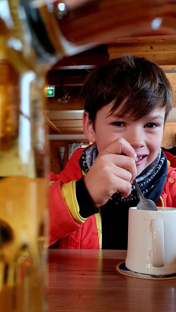 Hier wärmt man sich bei heißer Schokolade und einem Bier auf.